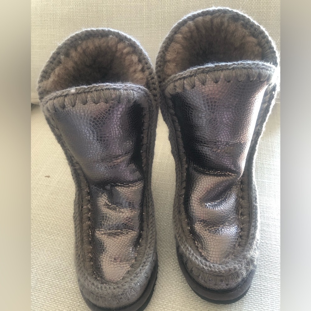 NEW MOU Eskimo Boots. Size 9. Never worn. Super comfy and warm.